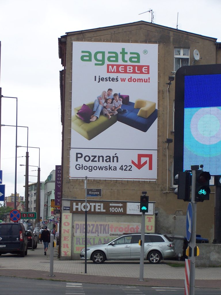 Ściana przy skrzyżowaniu ul. Głogowskiej z ul. Krzywą